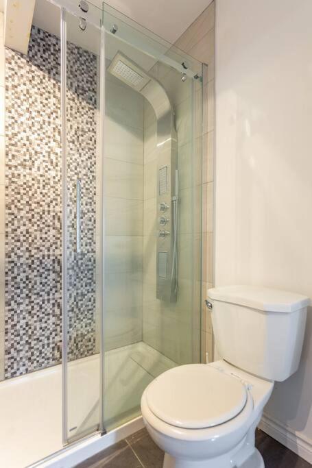 Lovely Rental Unit With Balcony~ Autoroute 40 Montreal Exterior photo