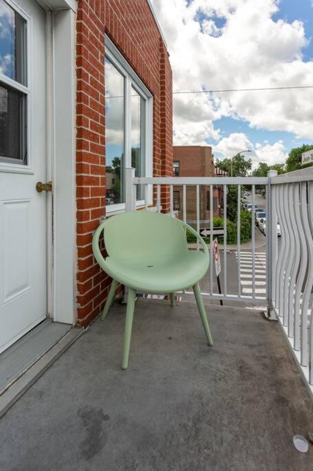 Lovely Rental Unit With Balcony~ Autoroute 40 Montreal Exterior photo
