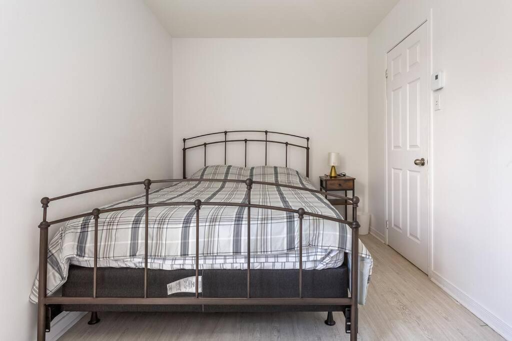 Lovely Rental Unit With Balcony~ Autoroute 40 Montreal Exterior photo