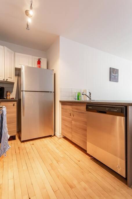 Lovely Rental Unit With Balcony~ Autoroute 40 Montreal Exterior photo